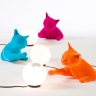 Exemple de chat velours orange, fuchsia et celeste (avec lampe de table boule de la mme srie)