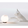 Petite lampe de table avec un chat blanc