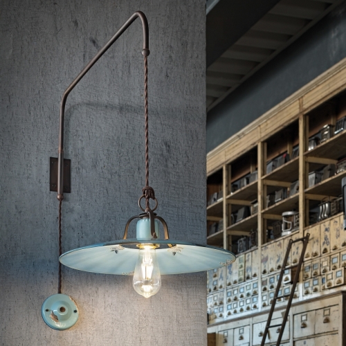 Wandlampe in azurblauer Vintage-Glasur